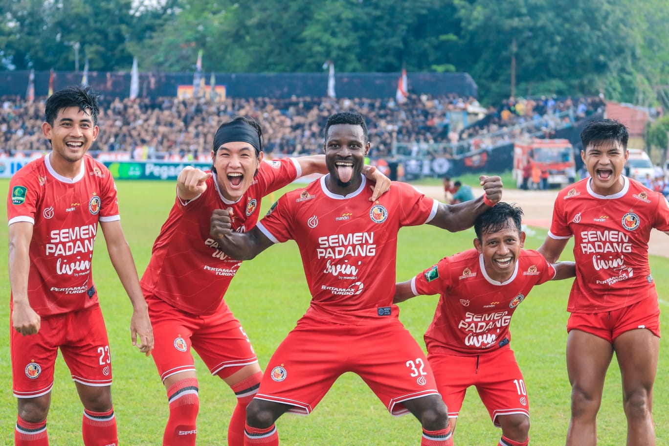 Punggawa Semen Padang FC merayakan gol kemenangan atas Sriwjaya FC, Minggu (26/11/2023)
